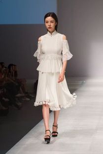 青年服裝設(shè)計(jì)師宋寶萍作品首登母校秀場 廣受好評